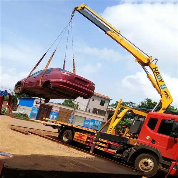 木鱼镇吊车吊汽车的正确方法